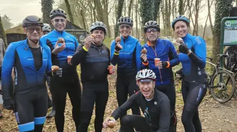 Toerleden met oliebollen en koffie tijdens een gravelrit in de winter