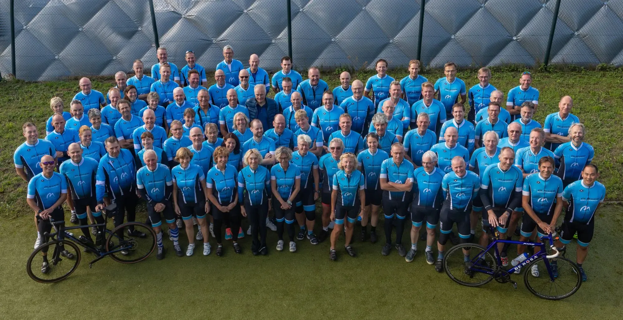 Toerleden van WTC Houten ’80 in het blauwe clubtenue met hun racefietsen